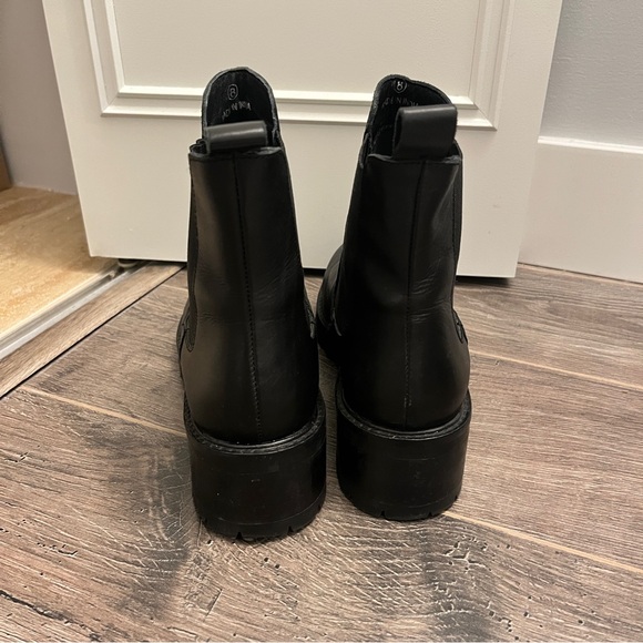 ❌SOLD❌ Urban Outfitters | Black Chelsea Boots (Size: 8) - Picture 3 of 3